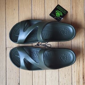 NWT Dawgs Z sandals, sz 10